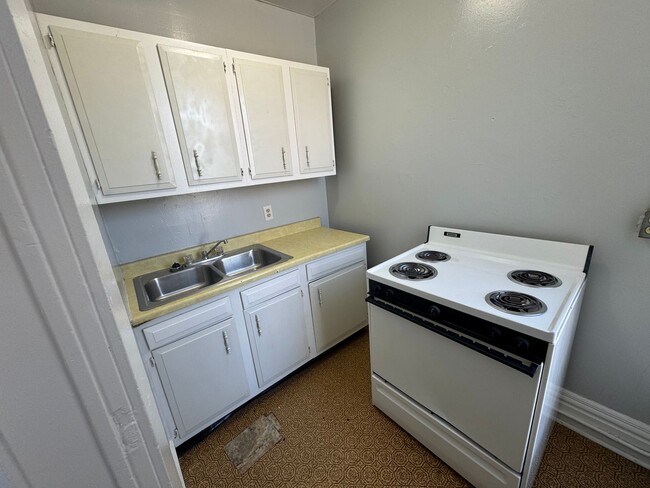 Building Photo - 1 Br small living room and small kitchen