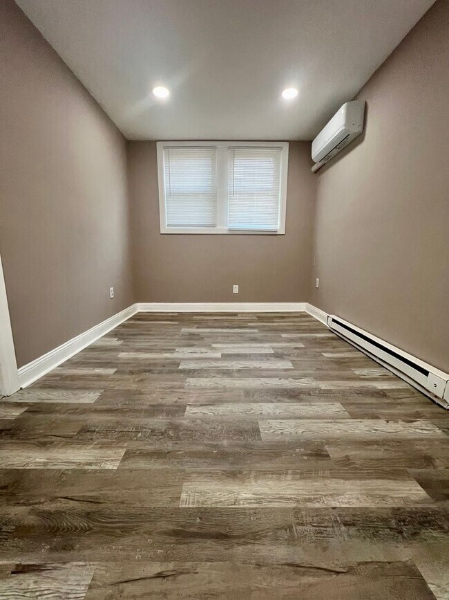 Foto del edificio - Newly Renovated 3-Bedroom Townhome in Elmw...