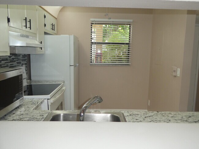 Foto del edificio - 7149 Golf Colony Ct