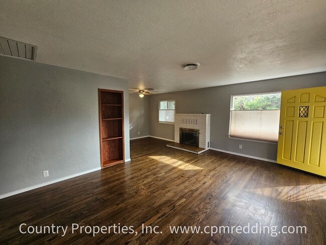 Building Photo - Garden Tract 3-Bedroom House with Hardwood...
