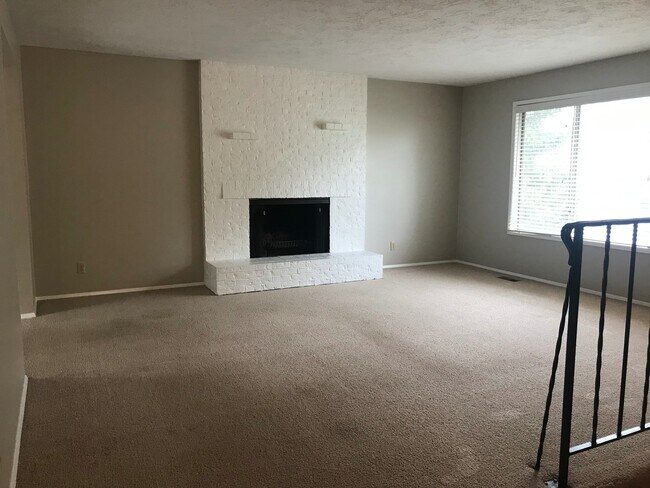 Foto del edificio - Spacious Split Level near Putnam High School