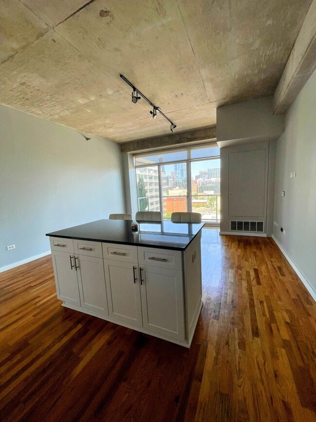 Building Photo - 1620 S Michigan Ave