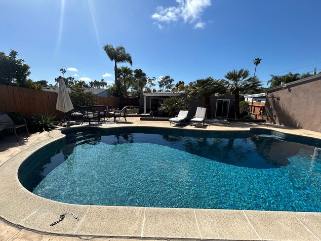 Building Photo - 3 Bed, 1 Bath in Clairemont with a Pool!