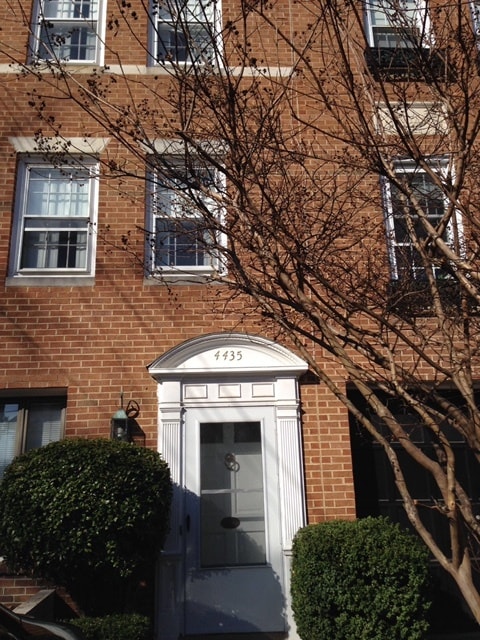 Primary Photo - 4435 MacArthur Blvd NW