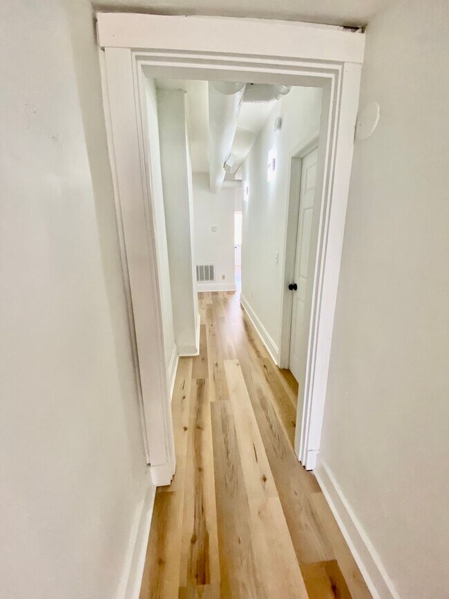 Foto del edificio - 6 Bed/2 Bath w/Ample Parking Mins. from UC $750/pp ($4500/mo)!