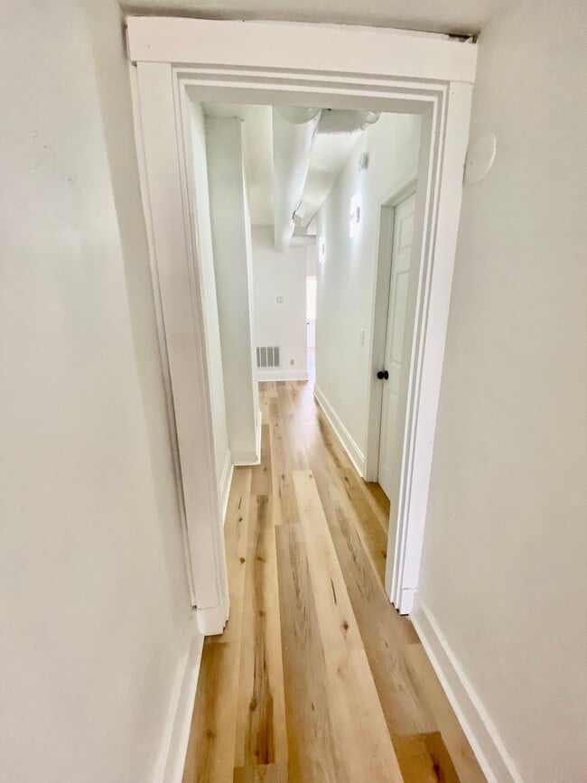 Building Photo - PRE LEASE FOR AUGUST 2025 Newly Renovated ...