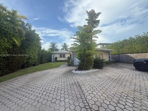 Building Photo - 700 S Shore Dr