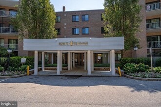 Building Photo - 1637 Oakwood Dr