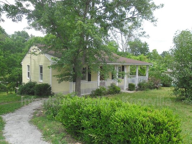 Photo - 805 Centeroak Dr House