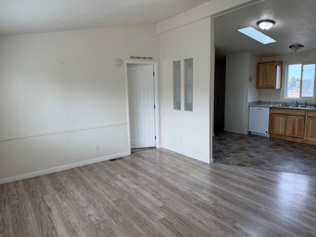 Building Photo - Cute double wide in Pleasant Valley