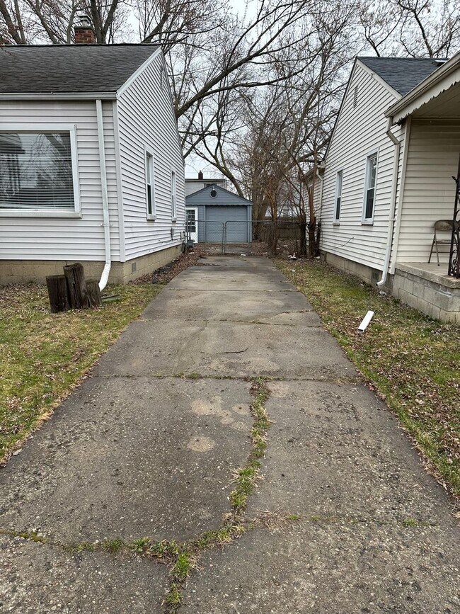 Building Photo - 18549 Kenosha St