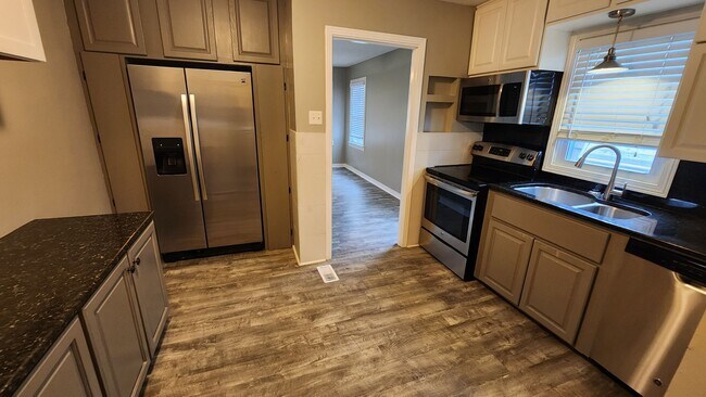 Building Photo - 3 BR/ 3 BA Single Family Home