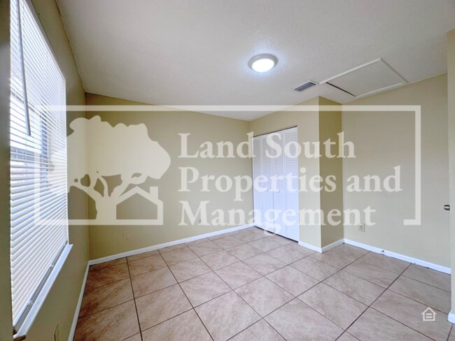 Foto del edificio - 5834 Charlton Dr