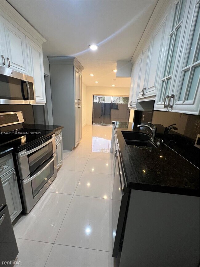 Foto del edificio - 3 br, 2.5 bath Townhome - 4576 SW 139th Ct
