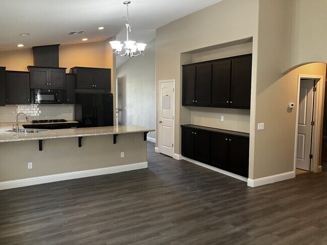 Foto del edificio - Spacious 4-Bedroom, 2-Bath Rental Home – M...