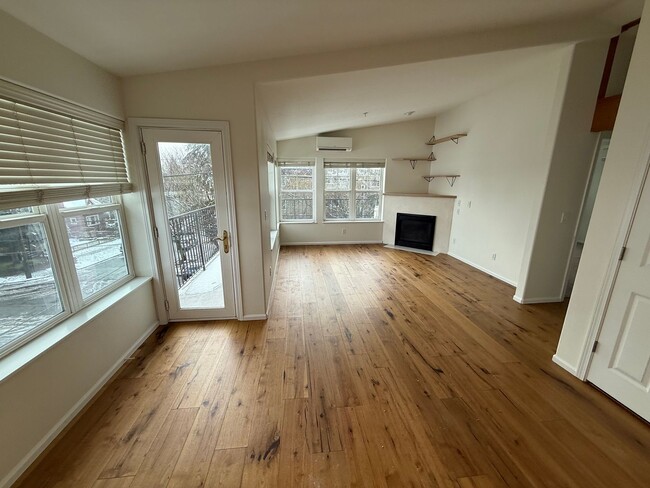 Building Photo - Fremont Top Floor Remodel 2bd with Vaulted...