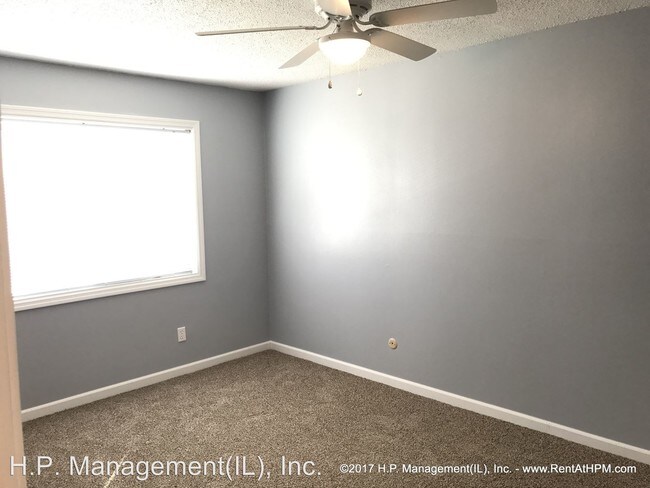 Building Photo - 1124 University Dr