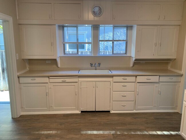 Foto del edificio - 3 Bedroom 1 1/5 bathroom house near the JC
