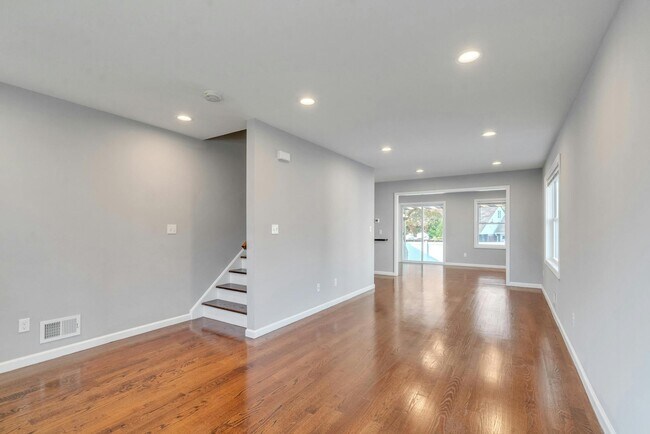 Building Photo - 86 E Clifton Ave