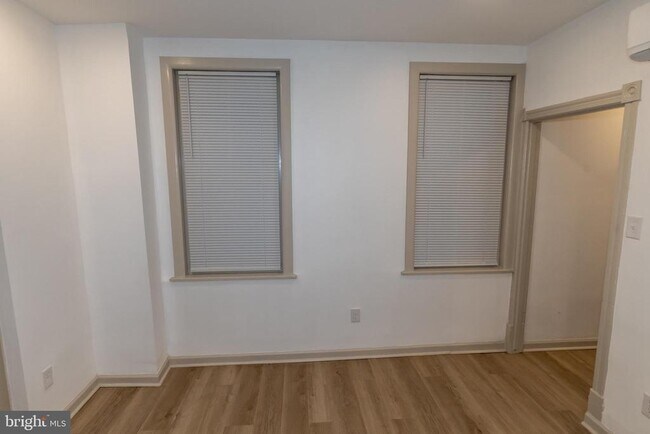Building Photo - 907 Belmont Ave