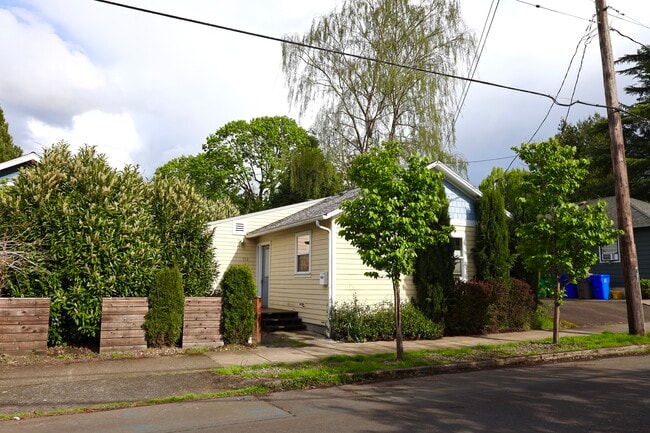Building Photo - 712 SE 42nd Ave