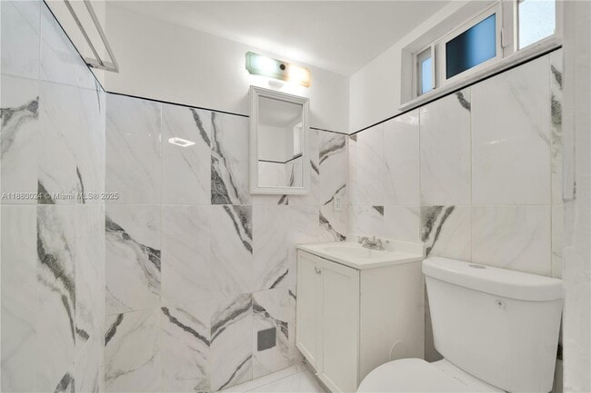 Foto del edificio - 7850 Byron Ave