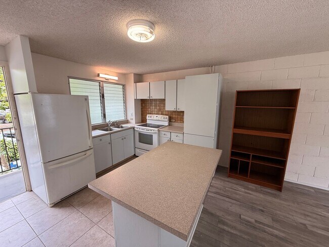 Foto del edificio - Fresh 2/1 Makiki Heights Condo with 1 Parking, Lanai, Pool, Open floor plan, & Walk-in closet