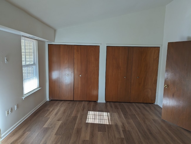 Foto del edificio - 77 Sandybrook Dr