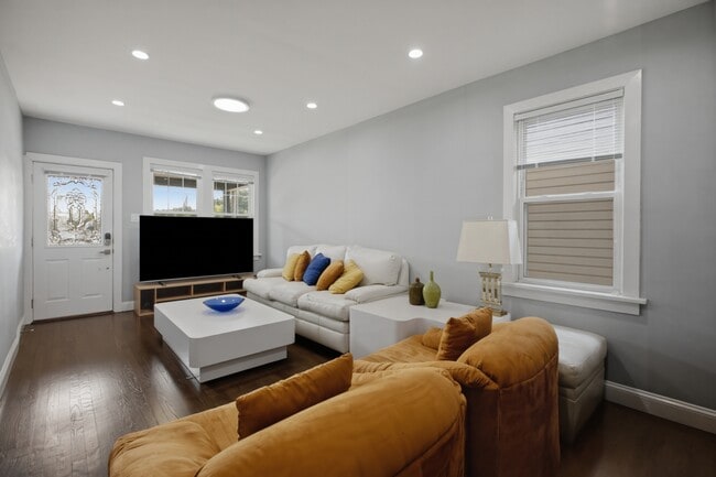 Building Photo - 2430 N Normandy Ave