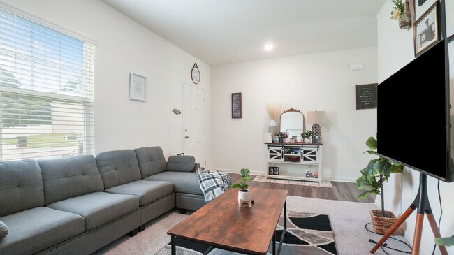 Foto del edificio - 4 bedroom 2.5 bathroom Single Family Home