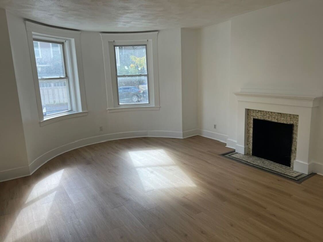 Pet Friendly Renovated Brookline Gem with Laundry in Unit and 1 Parking is a steal! - Pet Friendly Renovated Brookline Gem with Laundry in Unit and 1 Parking is a steal!