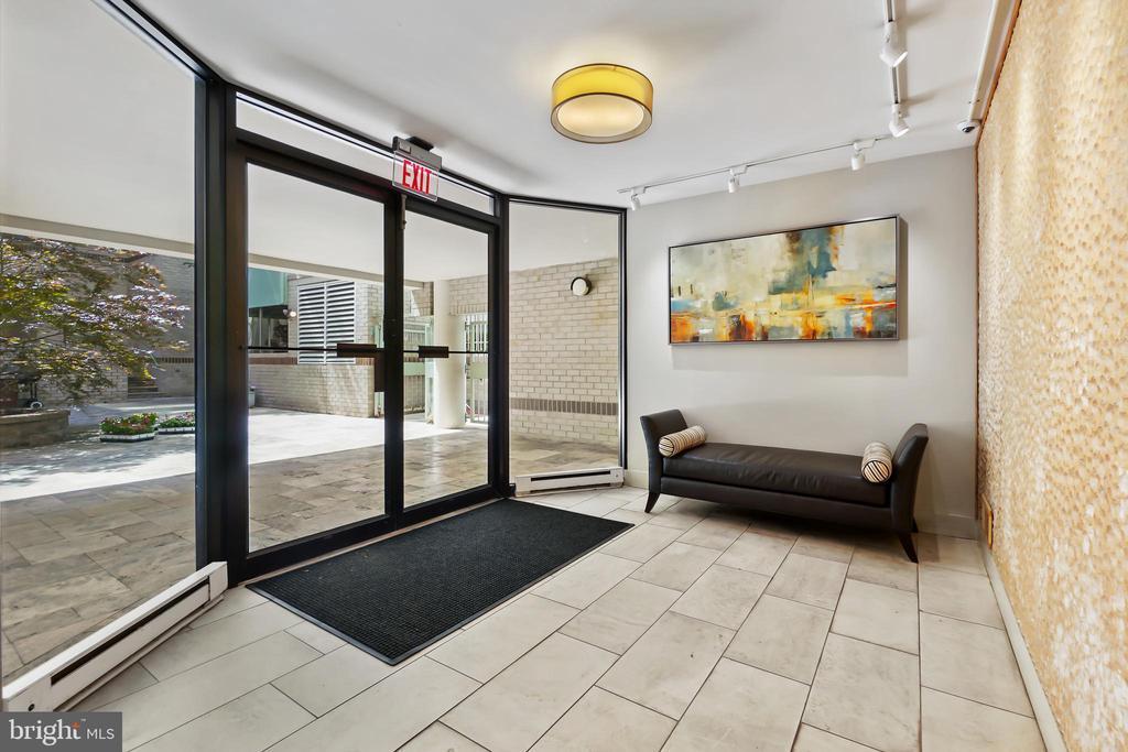 Foto principal - 2141 Wisconsin Ave NW