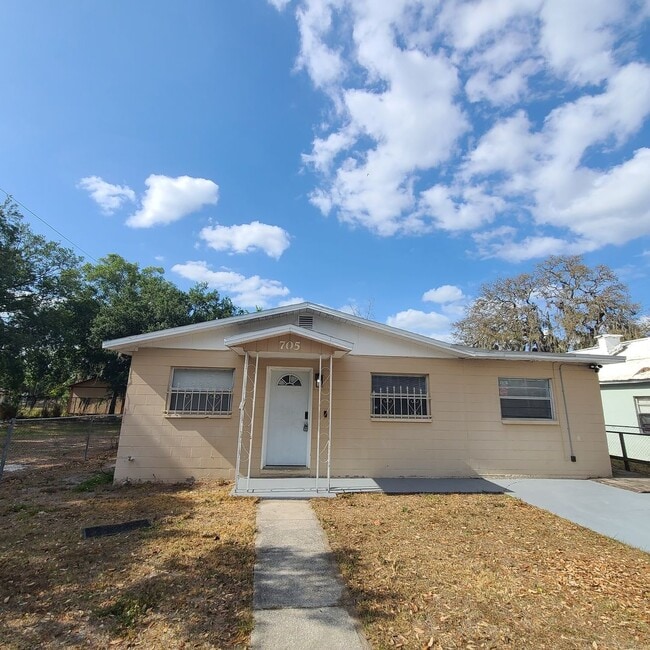 Building Photo - Charming Three Bedroom One Bathroom House ...