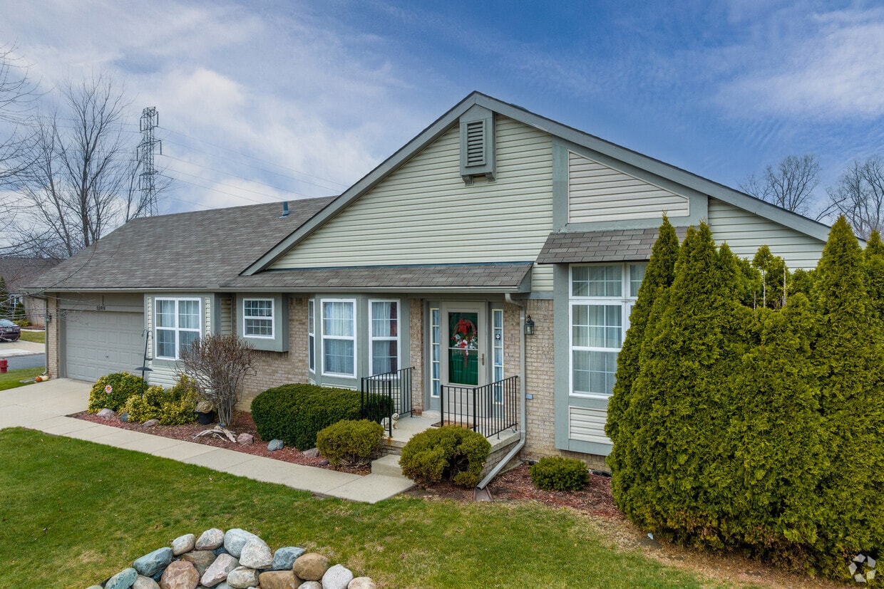 Woodcreek Condominiums Apartments in Taylor, MI
