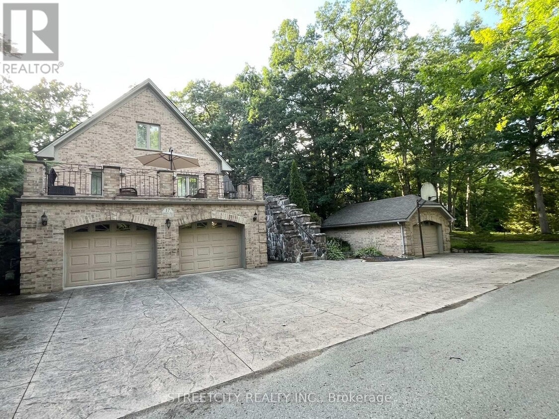 Photo principale - Grand Bend Executive 4 Bdrm For Rent * 3 B...