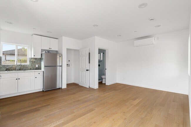 Foto del edificio - 15838 Chatsworth St