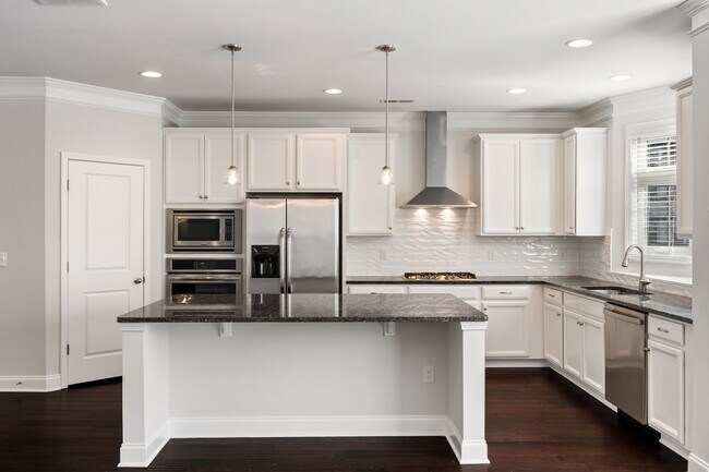 Foto del edificio - WOW! LOCATION!! Spacious light filled comfortable 3bedroom home