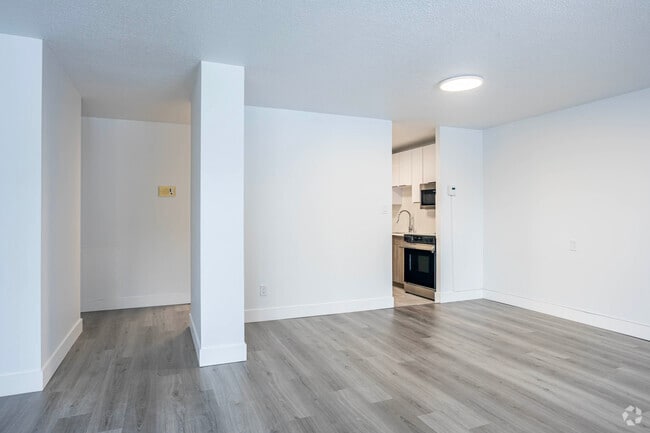 2BR, 1BA - 1014SF - York Tower