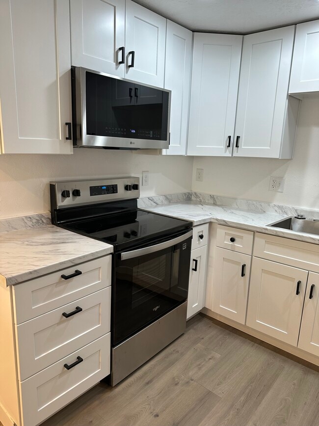 Building Photo - 4348 N Maple Dr