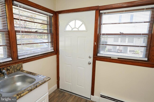 Building Photo - 512 S Park Dr