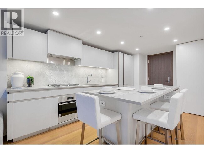 Building Photo - 889 Pacific St