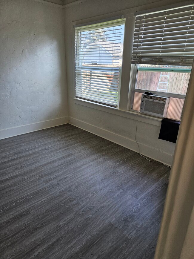 Building Photo - 606 F St