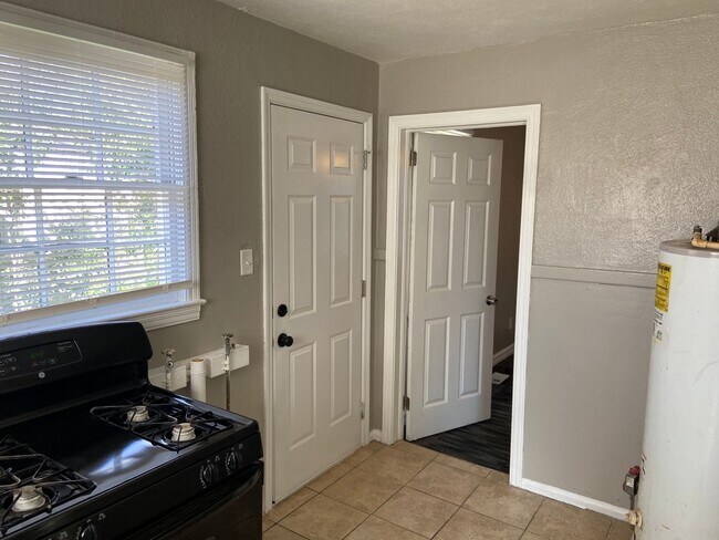 Building Photo - **ON HOLD**2 Bedroom / 1 Bathroom Room *PL...