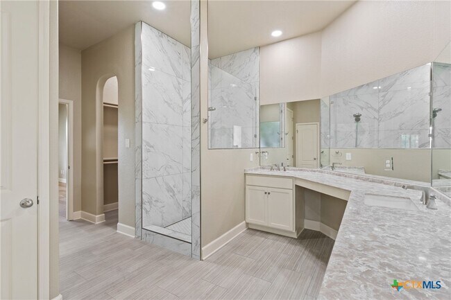 Foto del edificio - 4512 Sunflower Ln
