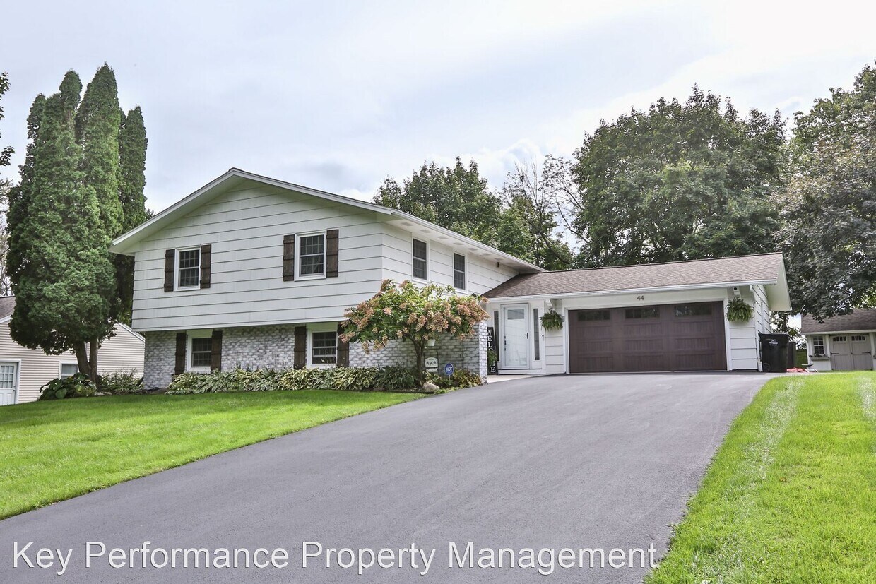 Primary Photo - 5 br, 2 bath House - 44 Round Trail