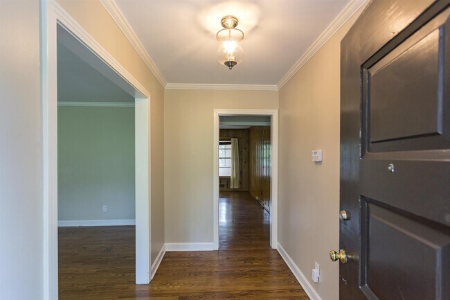 Building Photo - 6205 Robin Hill Rd