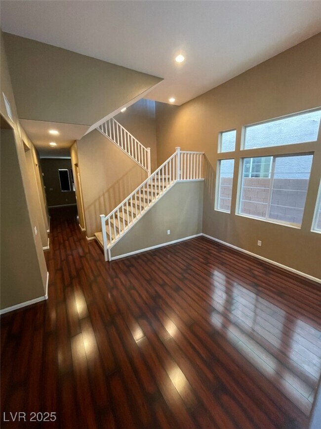 Foto del edificio - 6639 Rego Park Ct