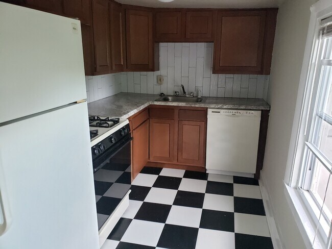 Building Photo - 42 Henrietta- updated 2 bedroom 1 bath - c...