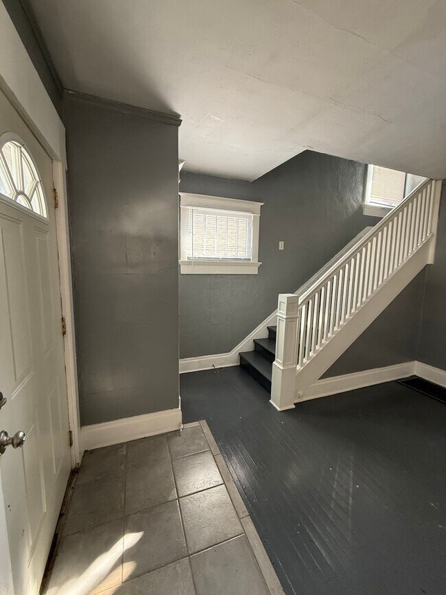 Building Photo - Spacious 2 bedroom home