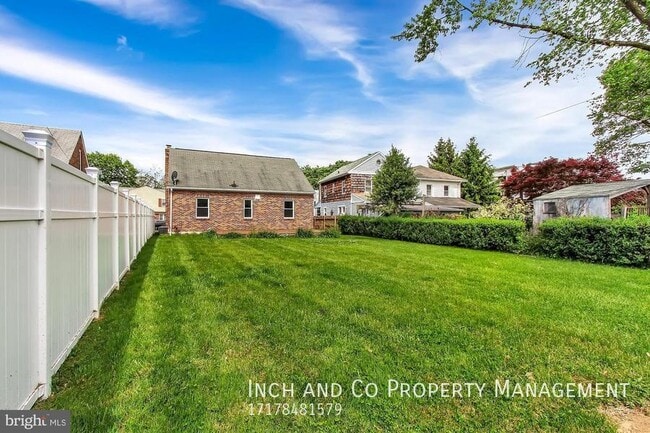Building Photo - Two Bedroom Home in York Suburban Schools!